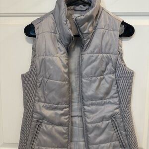 0025 Liz Claiborne Women's Light Gray Puffer Vest size small‎